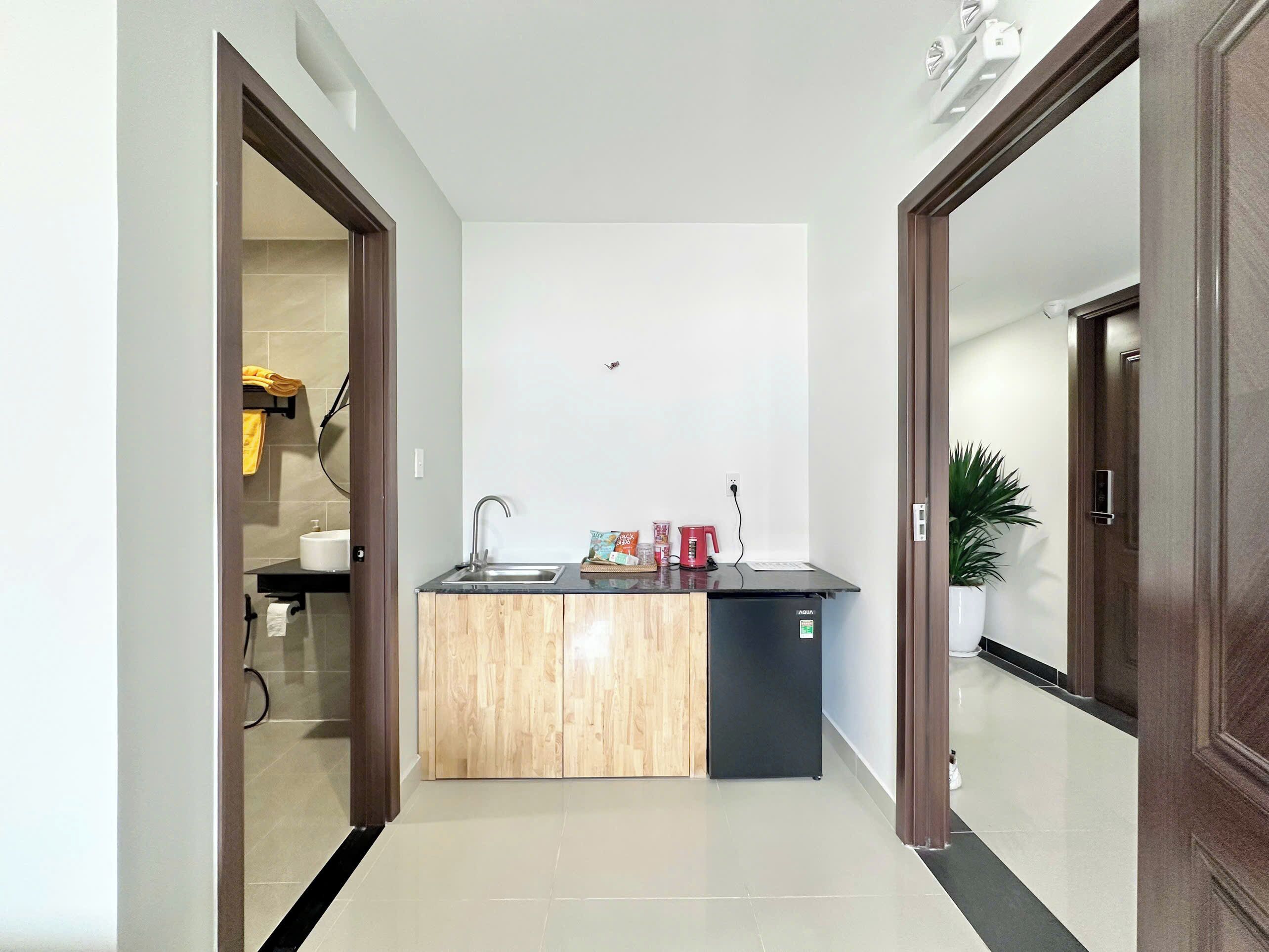 Standard Double Room, City View | Bathroom | Shower, hair dryer, slippers, towels