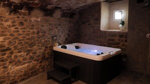 Unclassified image, 2 of 18, button - Villa with private pool and spa, walking city x25 (Modigliana)