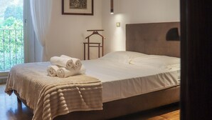 6 bedrooms, iron/ironing board, WiFi, bed sheets