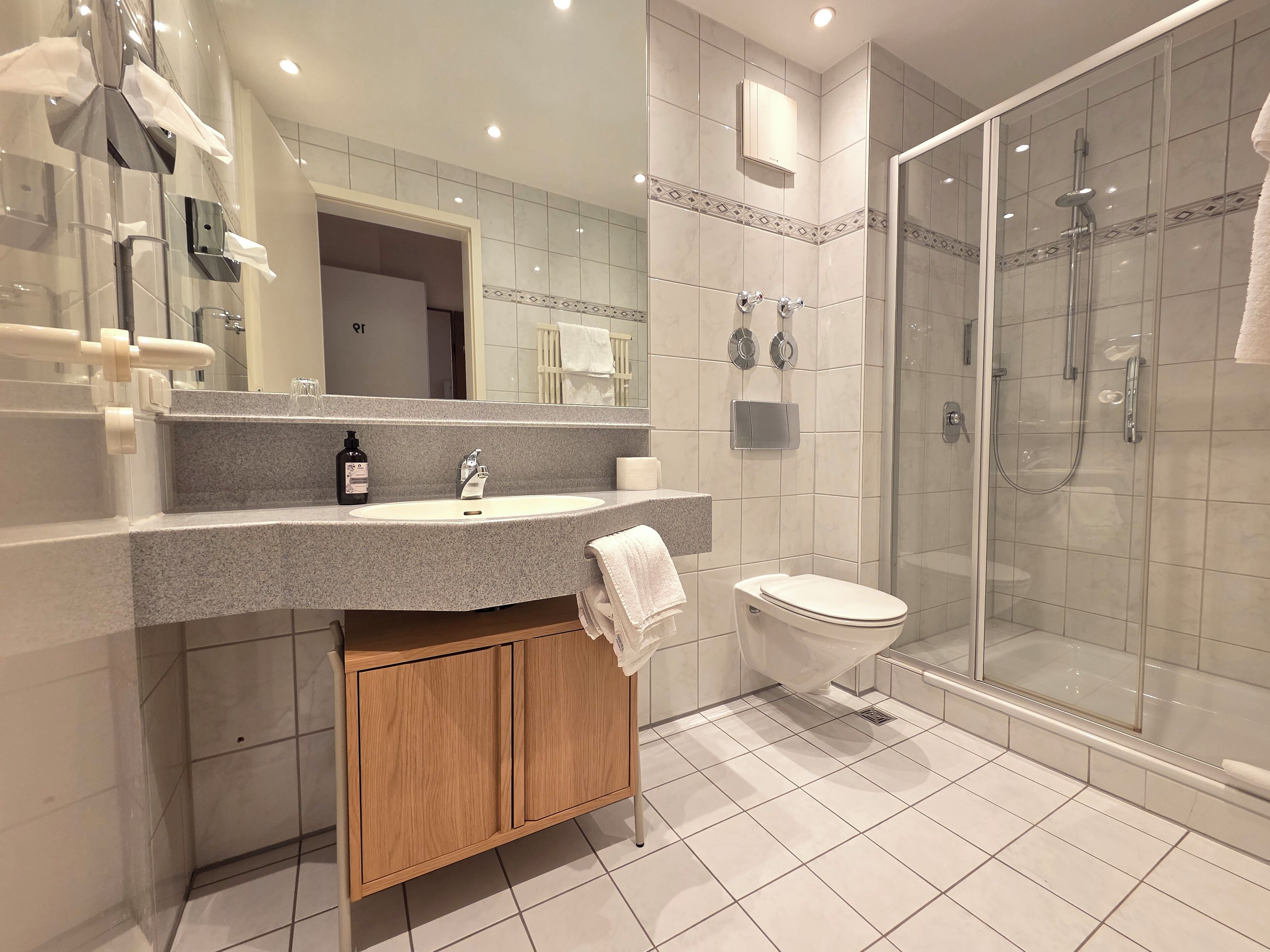 吹風機、毛巾、衛生紙