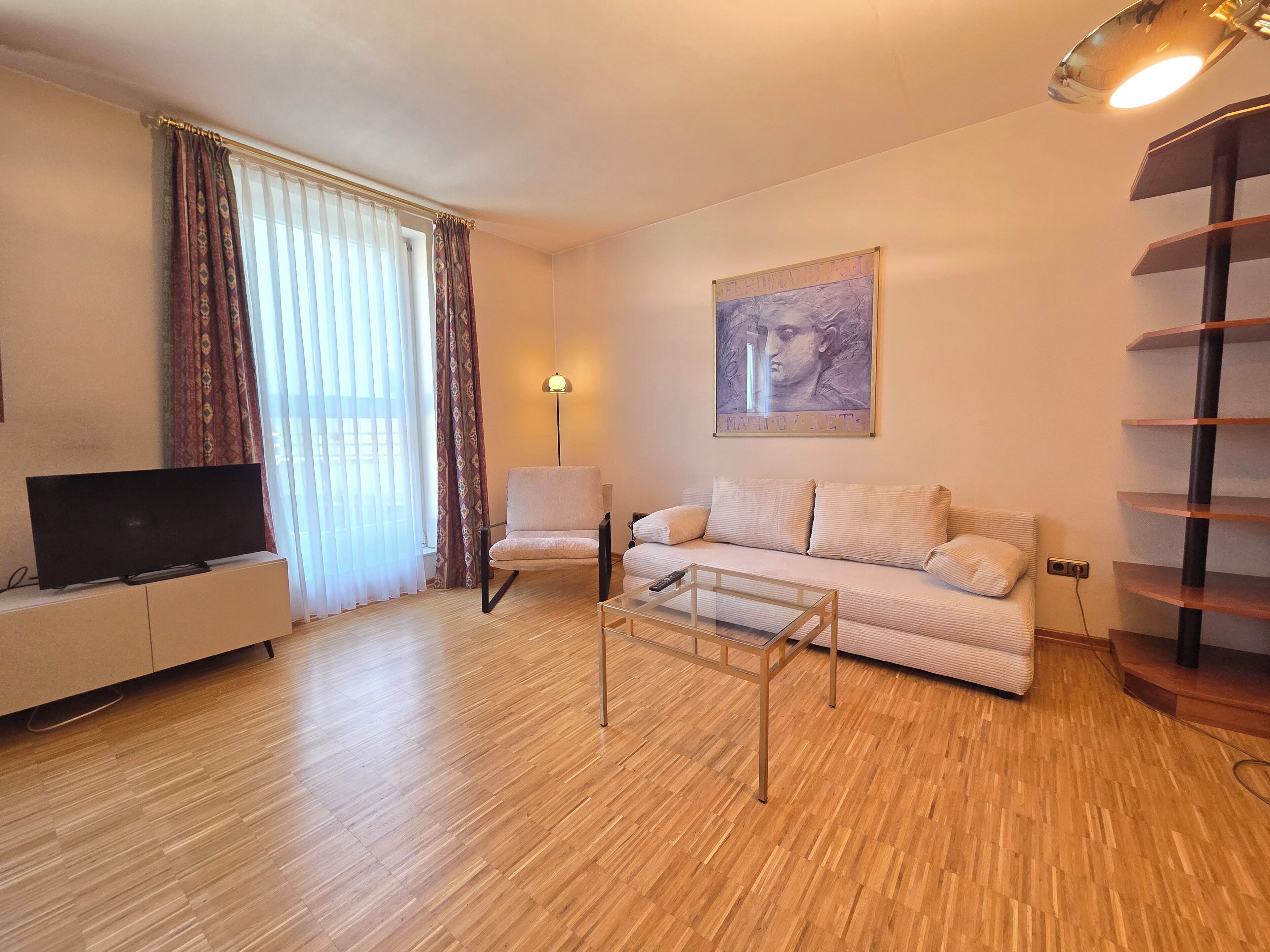 Schreibtisch, laptopgeeigneter Arbeitsplatz, kostenloses WLAN