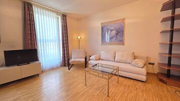 Schreibtisch, laptopgeeigneter Arbeitsplatz, kostenloses WLAN