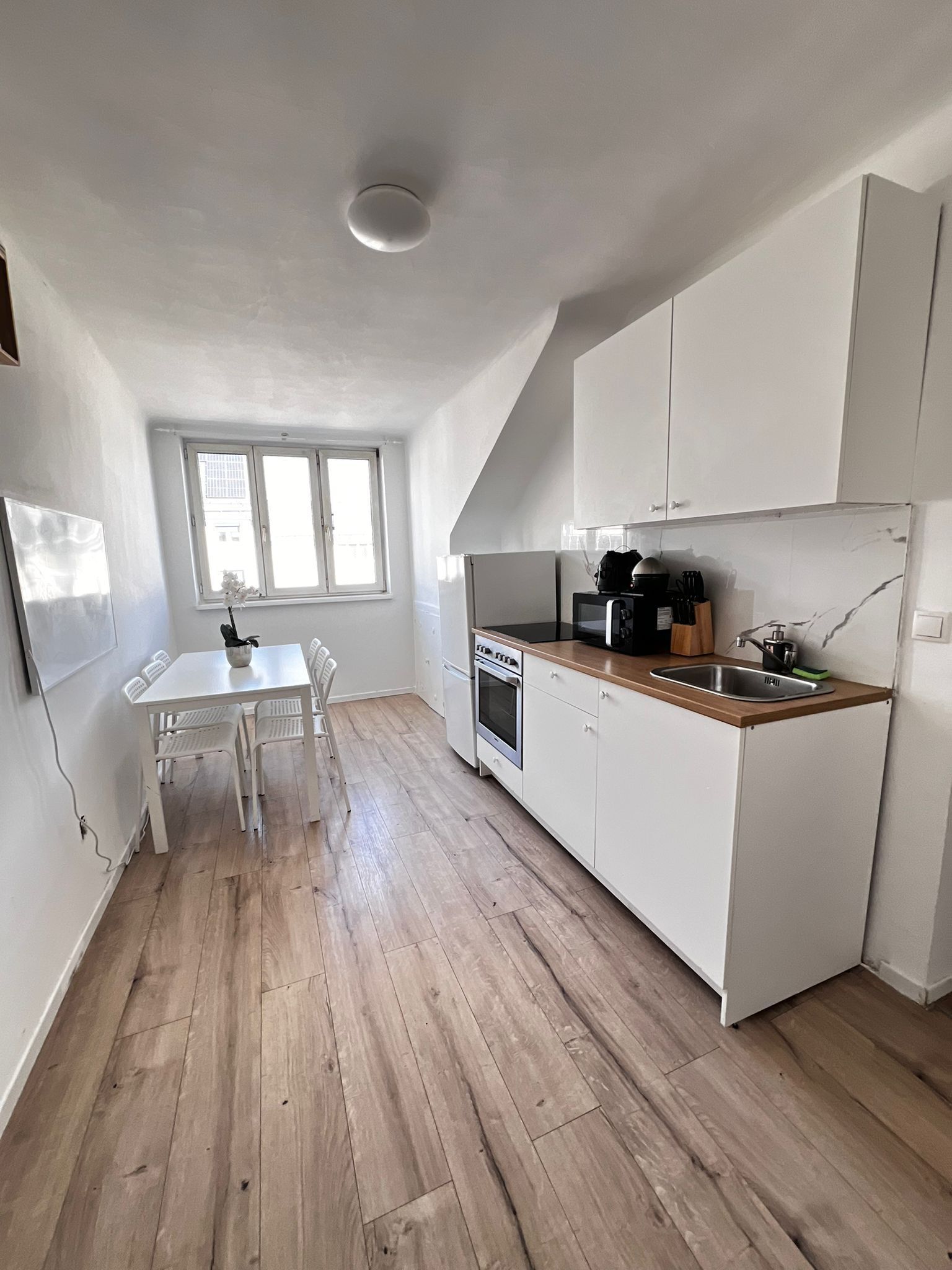 Apartemen Basic | Dapur pribadi | Lemari es, microwave, oven, dan kompor