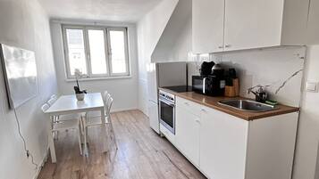 Apartemen Basic | Dapur pribadi | Lemari es, microwave, oven, dan kompor