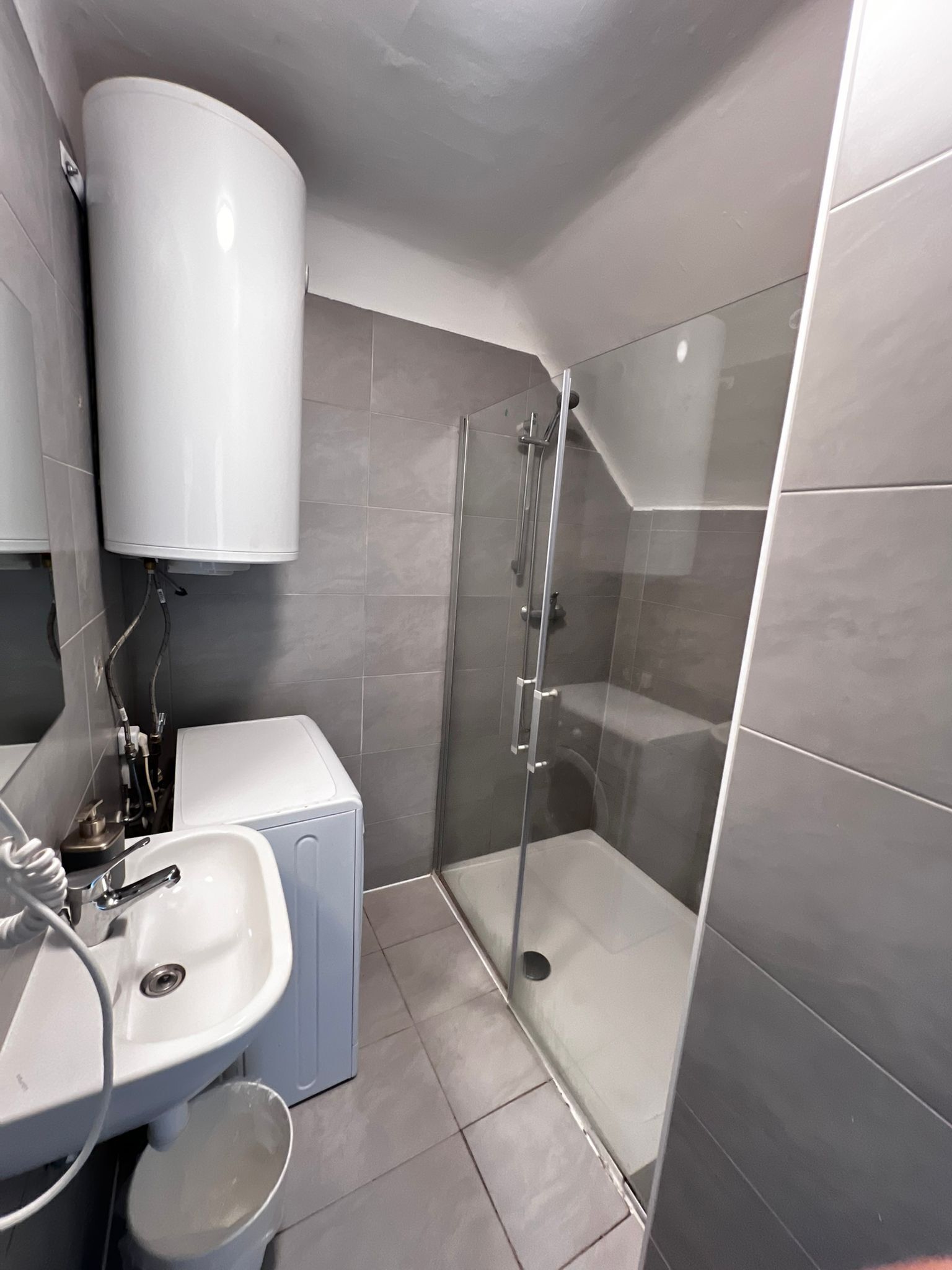 Apartemen Basic | Kamar mandi | Perlengkapan mandi gratis, pengering rambut, handuk, dan sabun