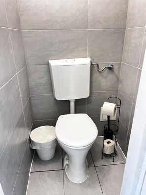 Departamento básico | Baño | Amenidades de baño gratuitas, secadora de cabello, toallas, jabón 