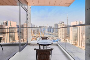 Outdoor dining - Bright 1 BHK in Prime Location (Dubai)