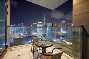 Outdoor dining - Bright 1 BHK in Prime Location (Dubai)