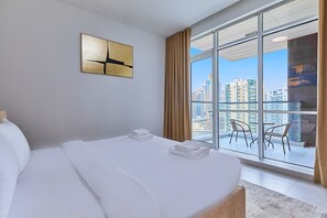 4 bedrooms, iron/ironing board, WiFi, bed sheets - Bright 1 BHK in Prime Location (Dubai)