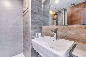 Towels - Bright 1 BHK in Prime Location (Dubai)