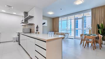 Jääkaappi, mikroaaltouuni, uuni, liesi