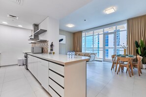 Jääkaappi, mikroaaltouuni, uuni, liesi