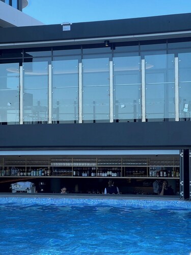 Brand New 5 star Luxe Apartment Pool, Swim Up Bar, Rooftop Bar, near stadium