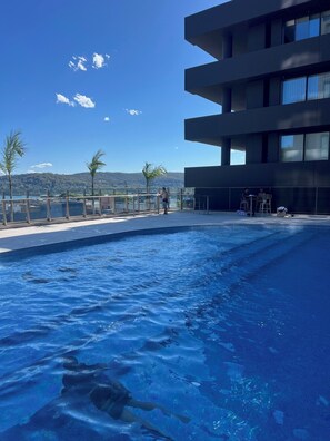 Una piscina al aire libre, una piscina climatizada