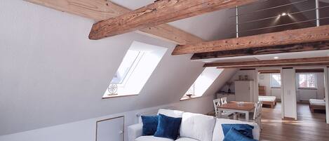 TV, livros, aparelho de som