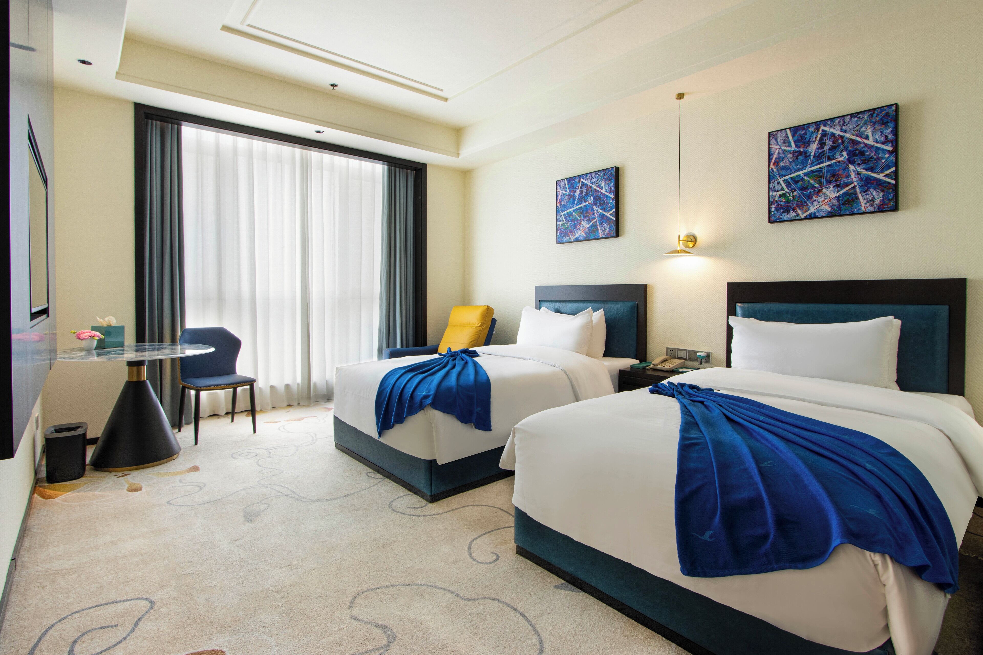 Cubrecamas, espacio para trabajar con laptop y cortinas blackout 
