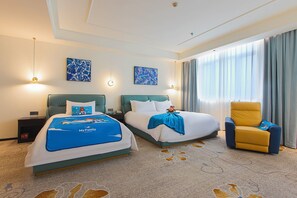 Duntäcken, arbetsyta för laptop och mörkläggningsgardiner