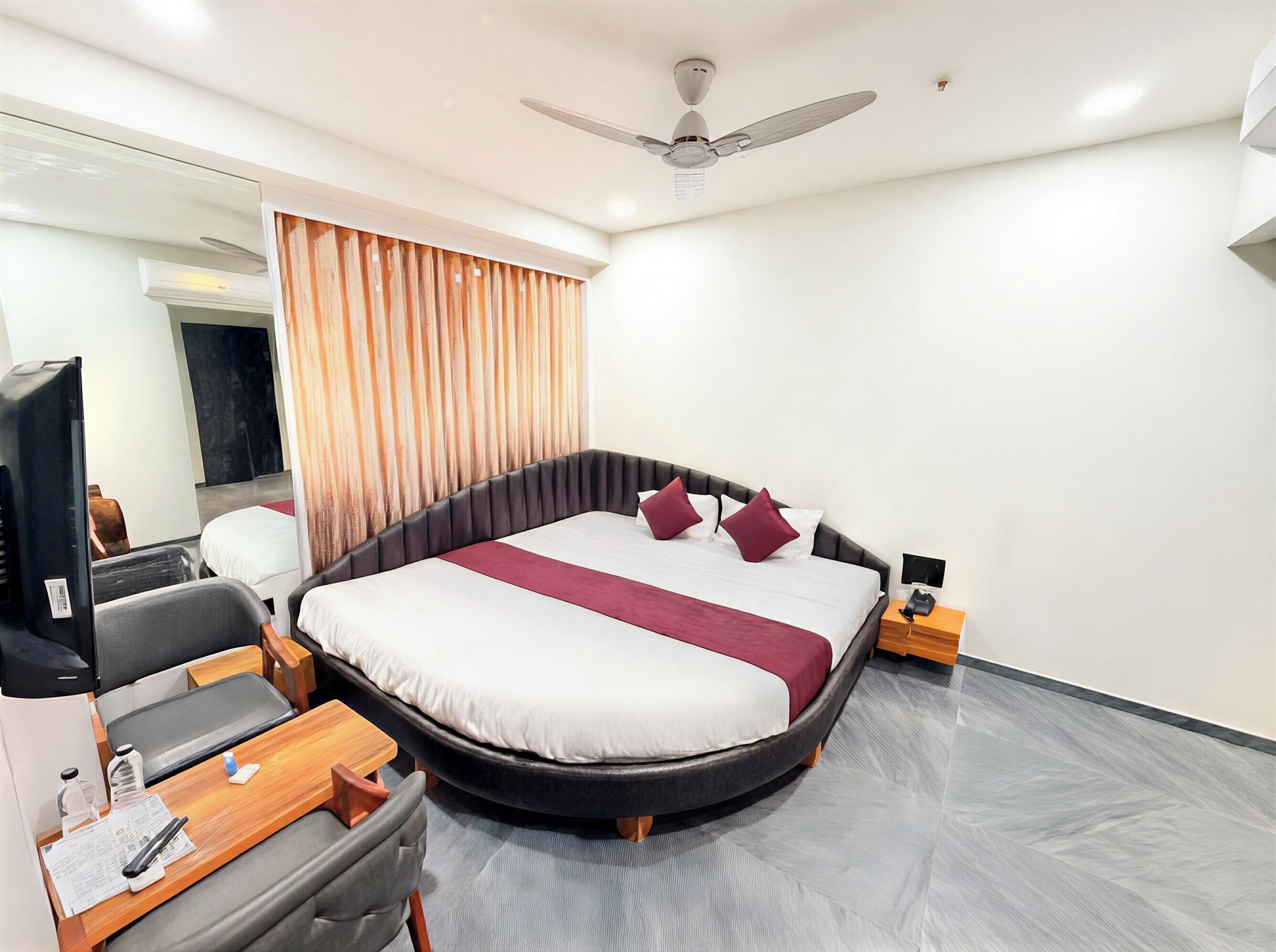 Jacuzzi Bath Suite Room | Free WiFi, bed sheets
