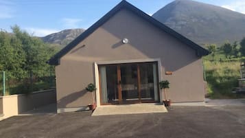 Apartment, 2 Bedrooms, Accessible, Smoking | Exterior