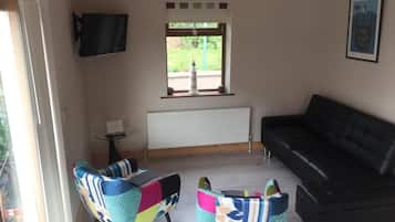 Apartment, 2 Bedrooms, Accessible, Smoking | Living room