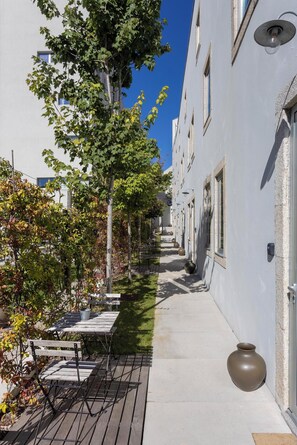 Outdoor dining - Regras Apartments & Garden B14 by Benefit Collection (Porto)