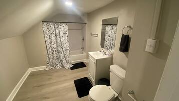 Douche, serviettes fournies, papier toilette