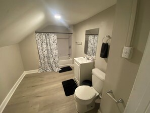 Douche, serviettes fournies, papier toilette