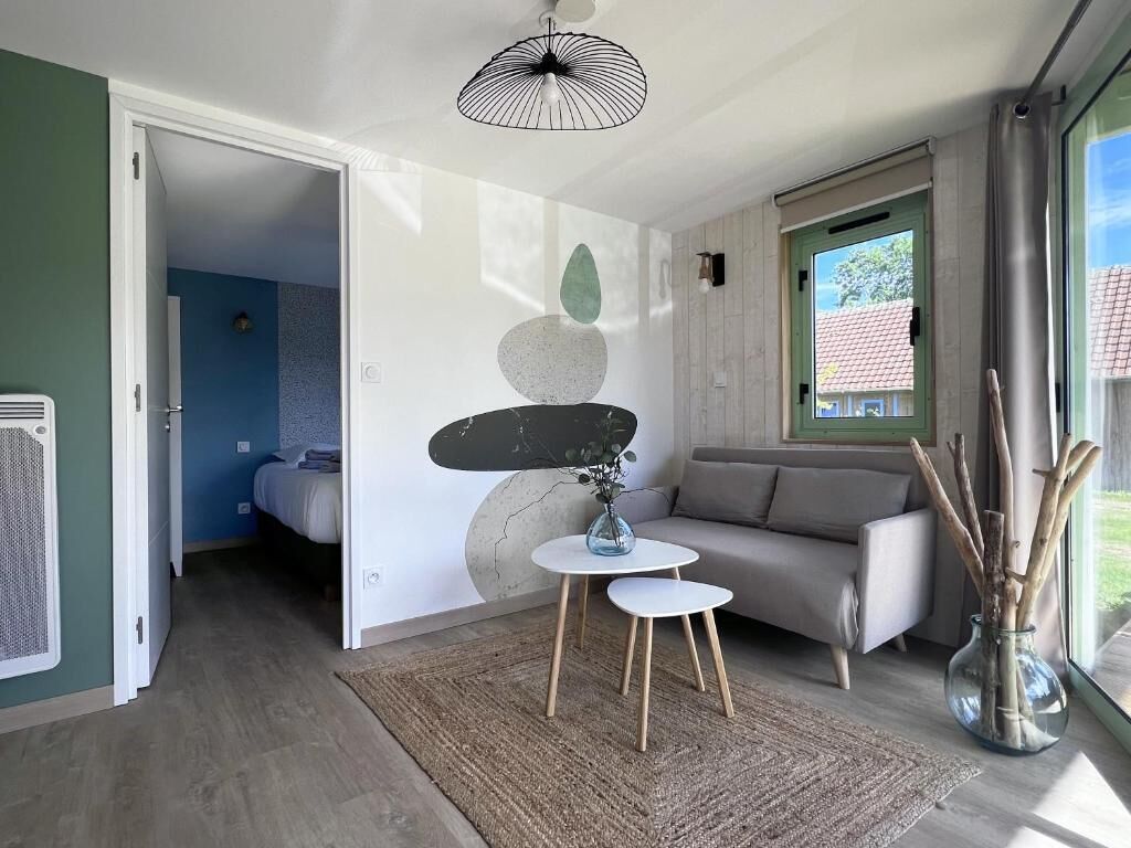 Rideaux occultants, chambres insonorisées, fer et planche à repasser