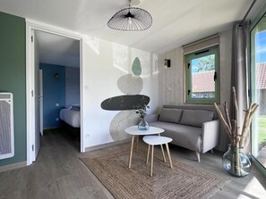 Chalet, vista al jardín | Cortinas blackout, insonorización y tabla de planchar con plancha 