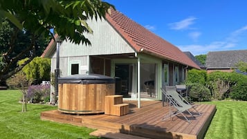 1 Bedroom Spa Lodge | Blackout drapes, soundproofing, iron/ironing board, free WiFi