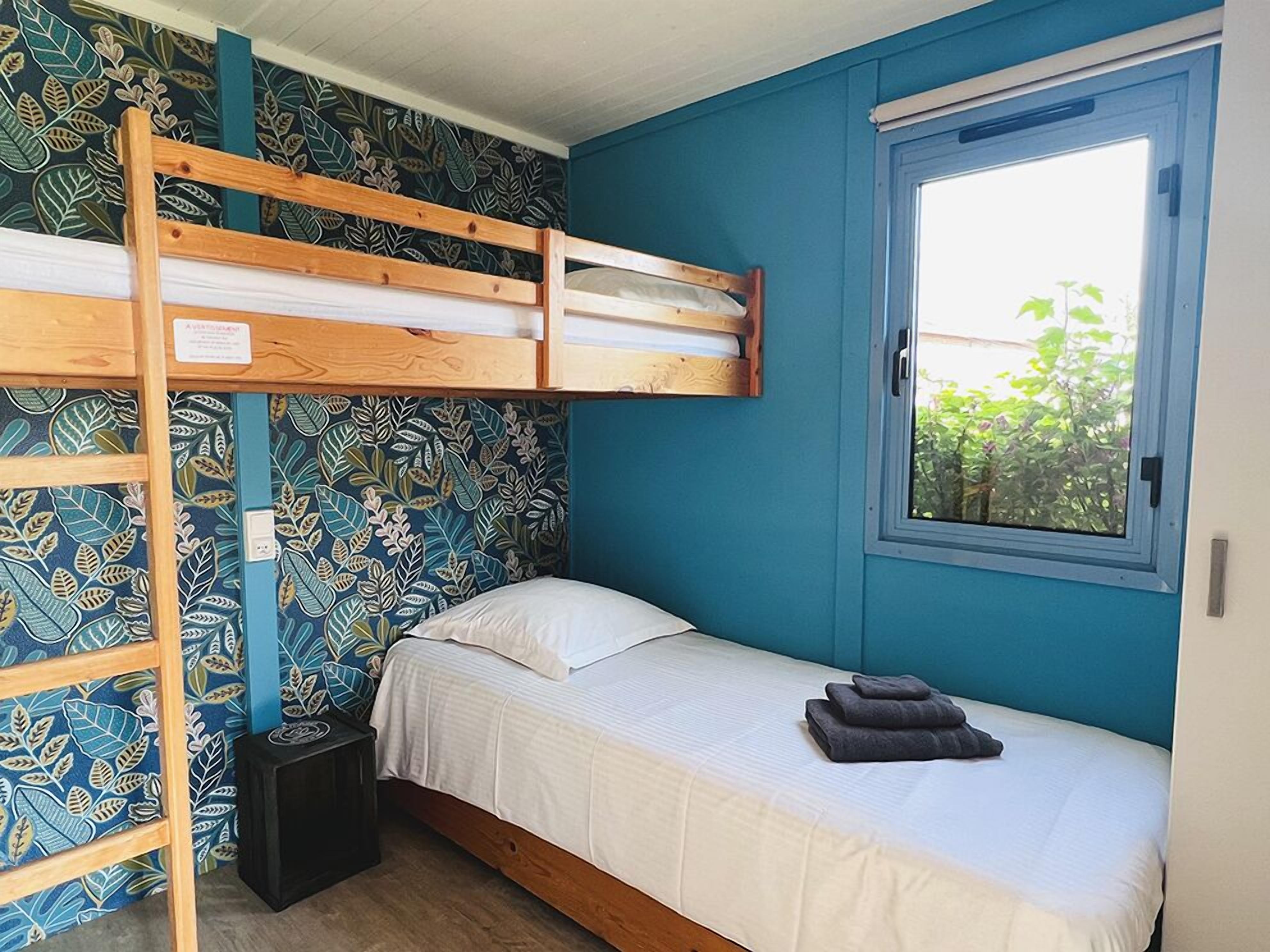 Rideaux occultants, chambres insonorisées, fer et planche à repasser