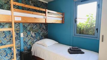 Rideaux occultants, chambres insonorisées, fer et planche à repasser