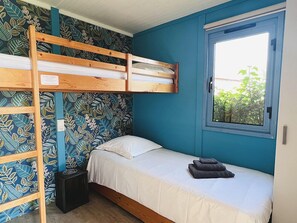 Cortinas blackout, insonorización y tabla de planchar con plancha 