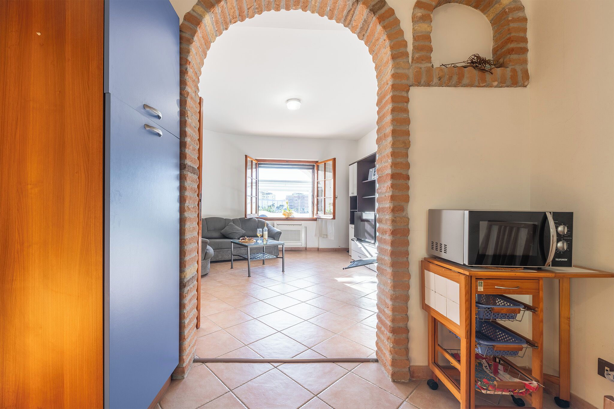 Appartamento, patio, vista città | Area soggiorno | TV a schermo piatto