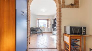 Appartamento, patio, vista città | Area soggiorno | TV a schermo piatto