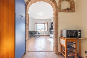 Appartement, patio, vue ville | Coin séjour | Télévision à écran plat