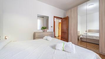 Appartamento, patio, vista città | Ferro/asse da stiro, Wi-Fi gratuito