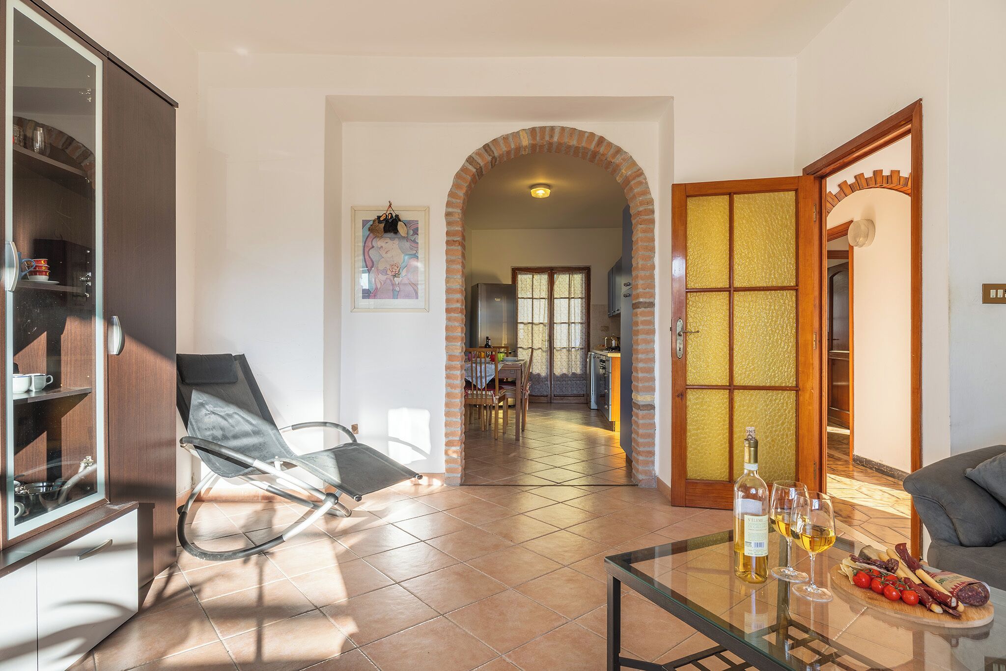 Appartamento, patio, vista città | Area soggiorno | TV a schermo piatto