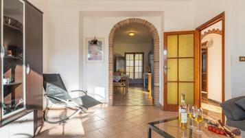 Appartamento, patio, vista città | Area soggiorno | TV a schermo piatto