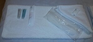 Kostenlose Toilettenartikel, Haartrockner, Hausschuhe, Handtücher