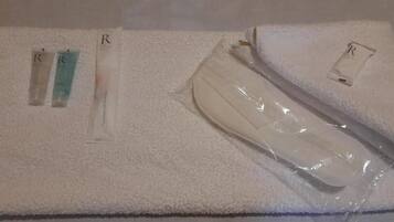 Toalettartikler (inkludert), hårføner, tøfler og håndklær