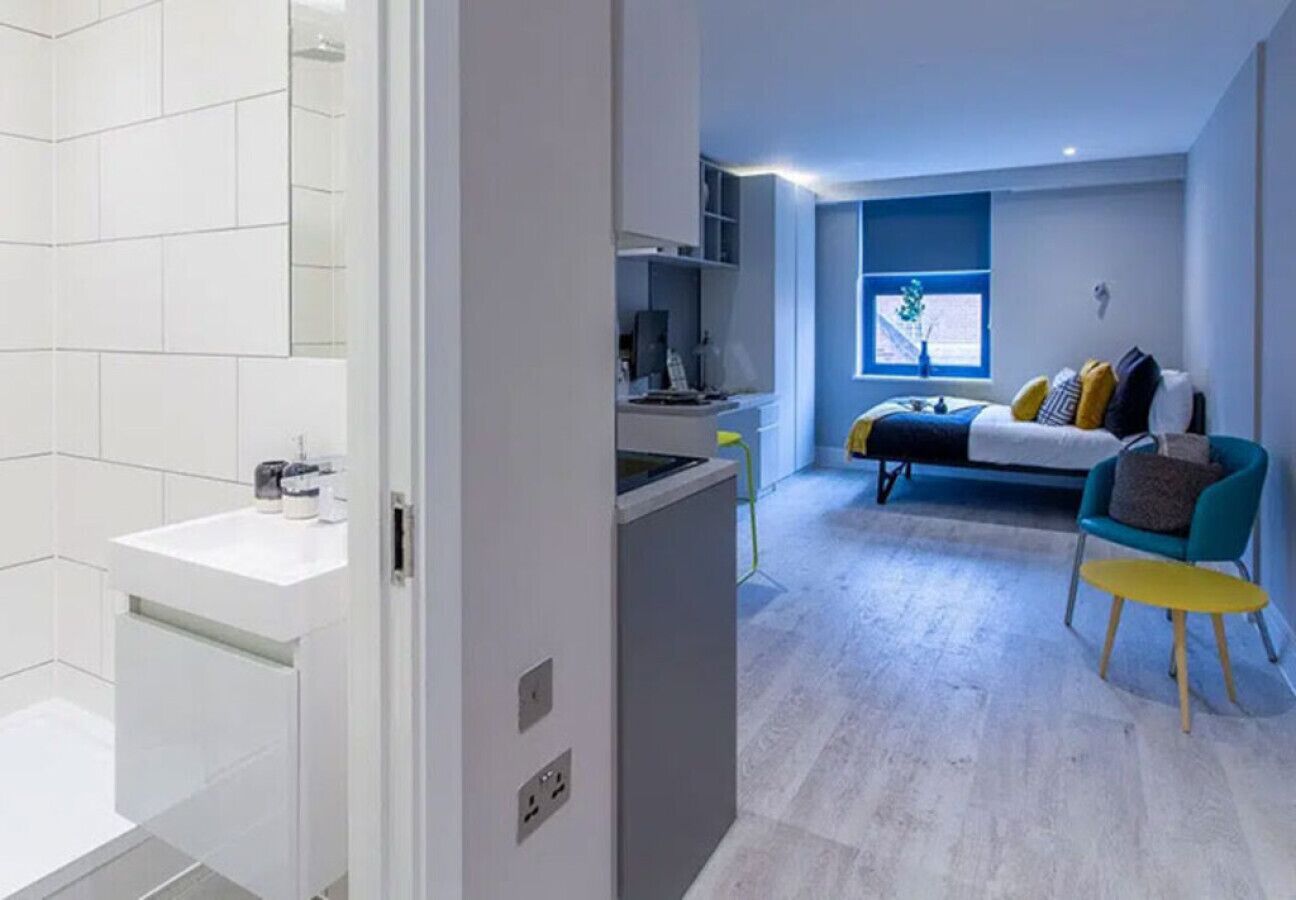 1 bedroom, desk, WiFi