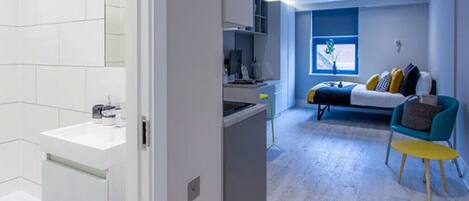 1 bedroom, desk, WiFi