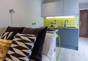 1 bedroom, desk, WiFi - Student Only Modern Studio Apartment Near Tottenham Hotspur Stadium, Seven Sisters London (Greater London)