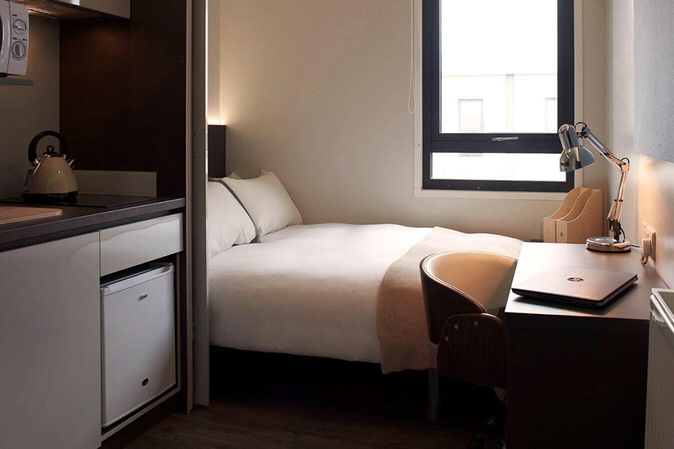 1 bedroom, desk, WiFi