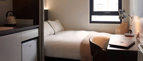 1 bedroom, desk, WiFi