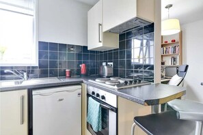 Fridge, microwave, cookware/dishes/utensils - Student Only Luxury Apartment at Islington Near Emirates Stadium (Greater London)