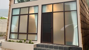 Un edificio moderno con techo curvo y ventanas amplias.