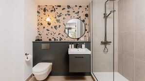 A modern bathroom with a toilet, sink, and shower. - City Centre Apartment- Cozy and 5 mins walk to everywhere (Birmingham)