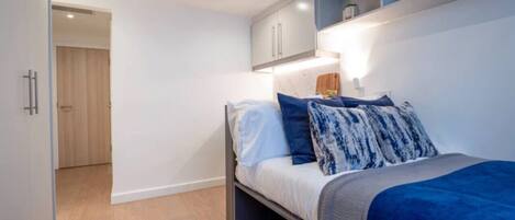 1 Schlafzimmer, Schreibtisch, WLAN, Bettwäsche